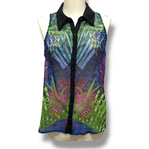 Decree | Sleeveless Button-Down Blouse – Colorful Tropical Jungle Print (Size M) - Picture 2 of 9
